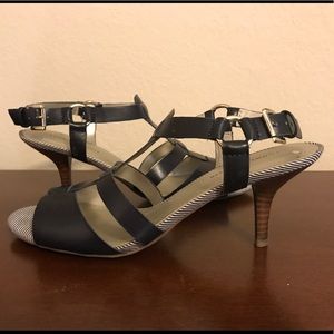 Tommy Hilfiger heeled sandal - Size 9.5